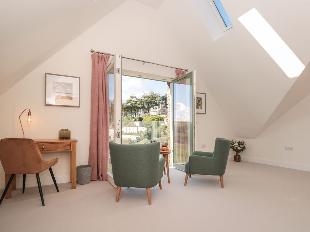 4 Court Terrace, Hillfield Village