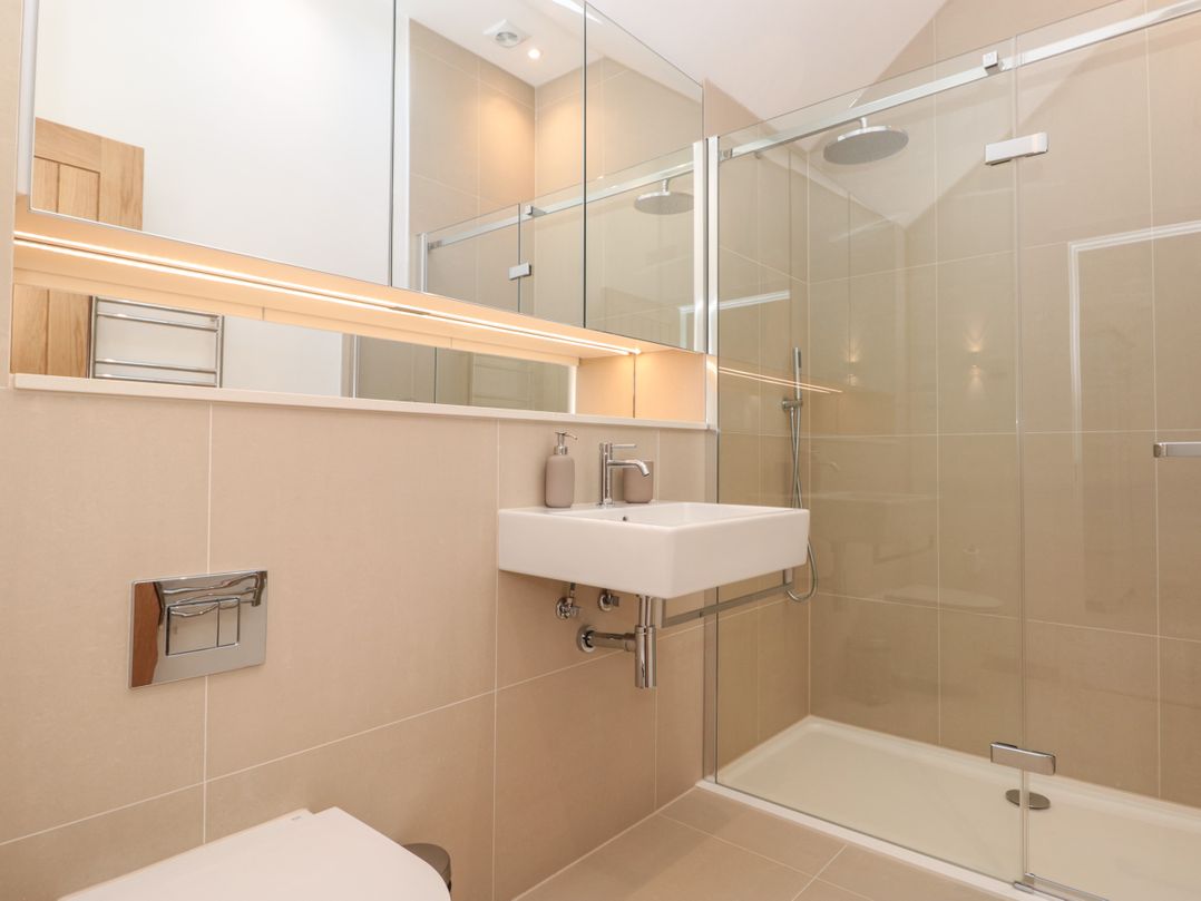 4 Court Terrace, Hillfield Village