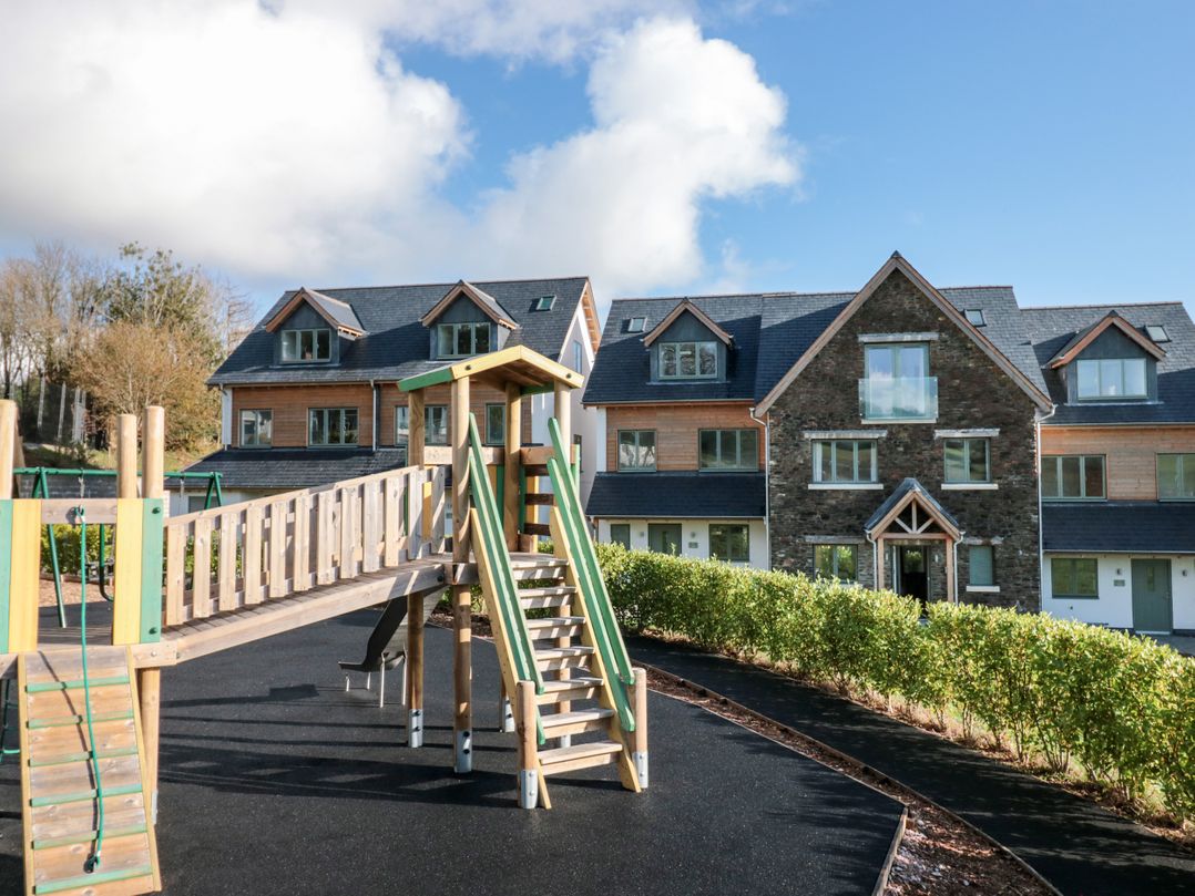 4 Court Terrace, Hillfield Village