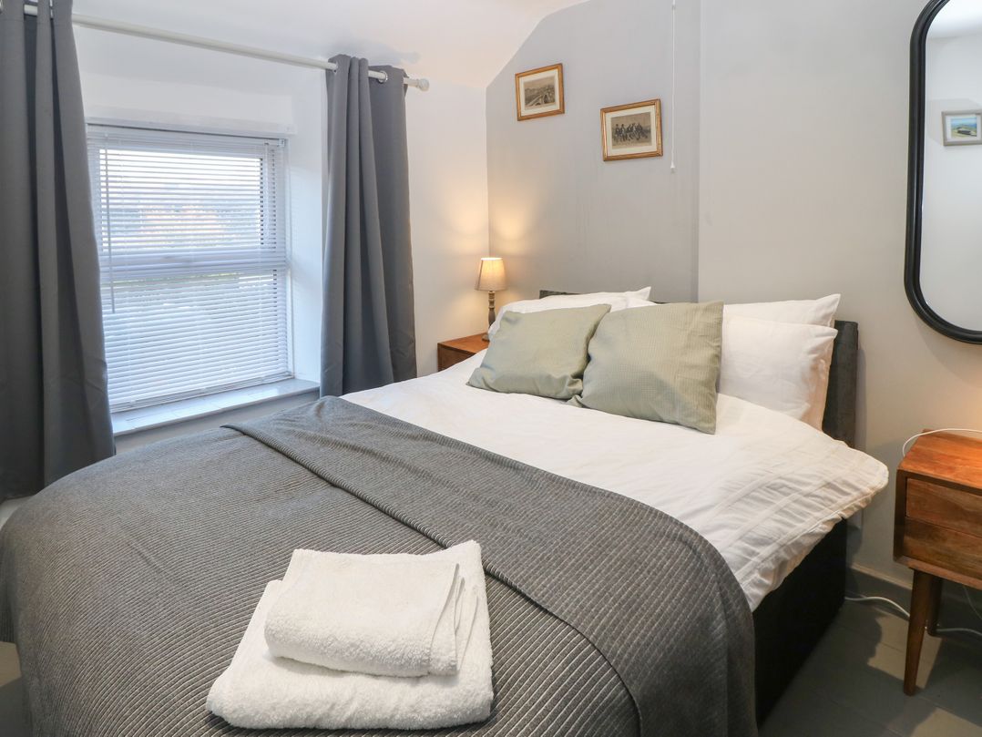1 Dinas cottages