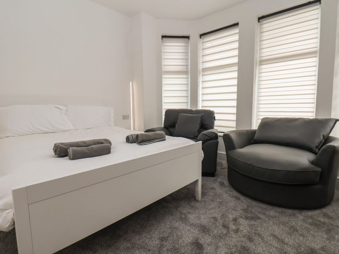 Frankie’s Seaview 4