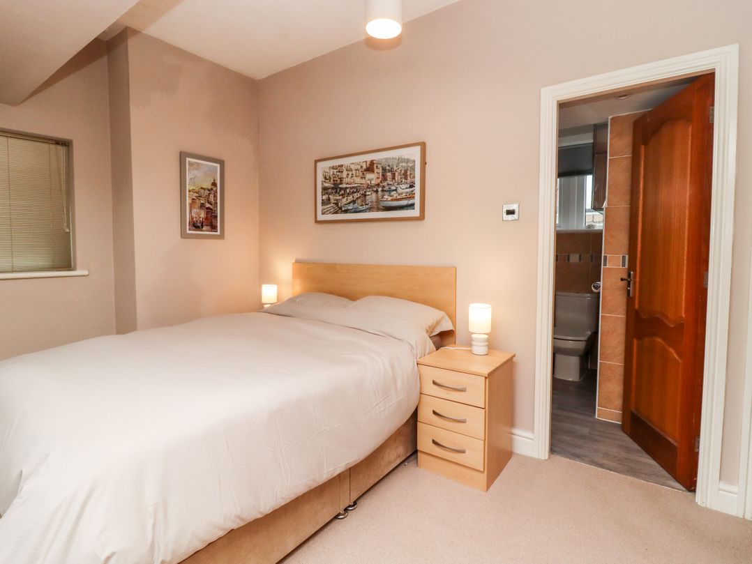 6D Clifton Drive