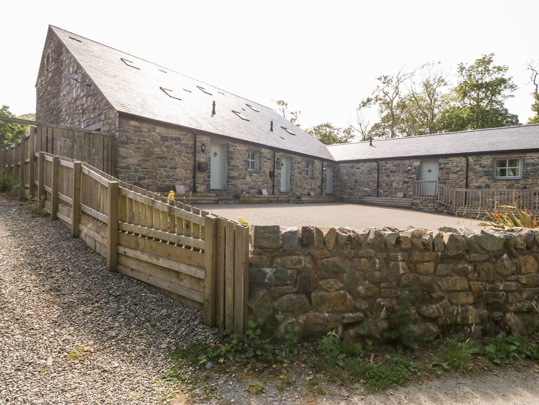 3 Pensyflog Barns