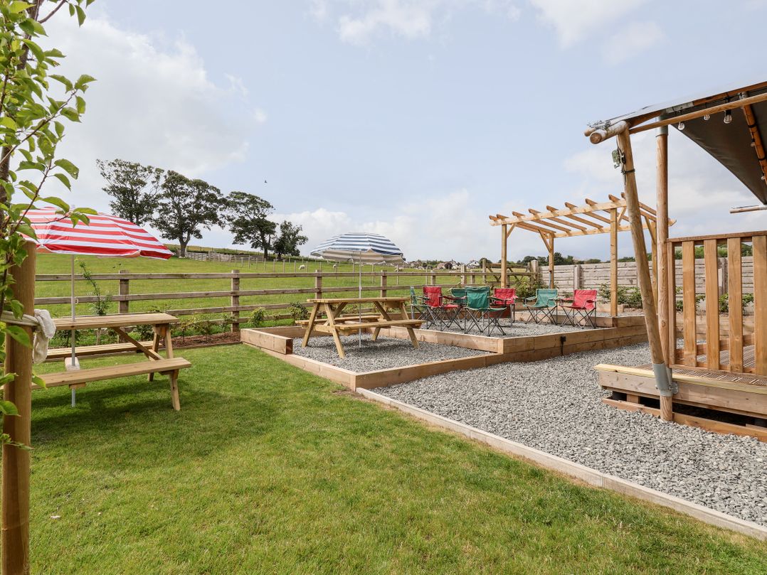 Lucky Clucky Lodge
