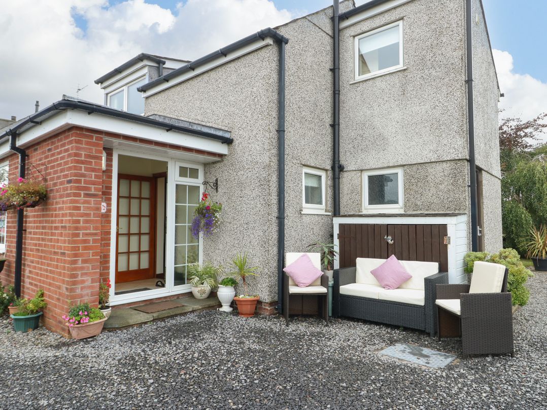 An outdoor area with seating and plants at The Cottage at Ty Newydd in Brynsiencyn