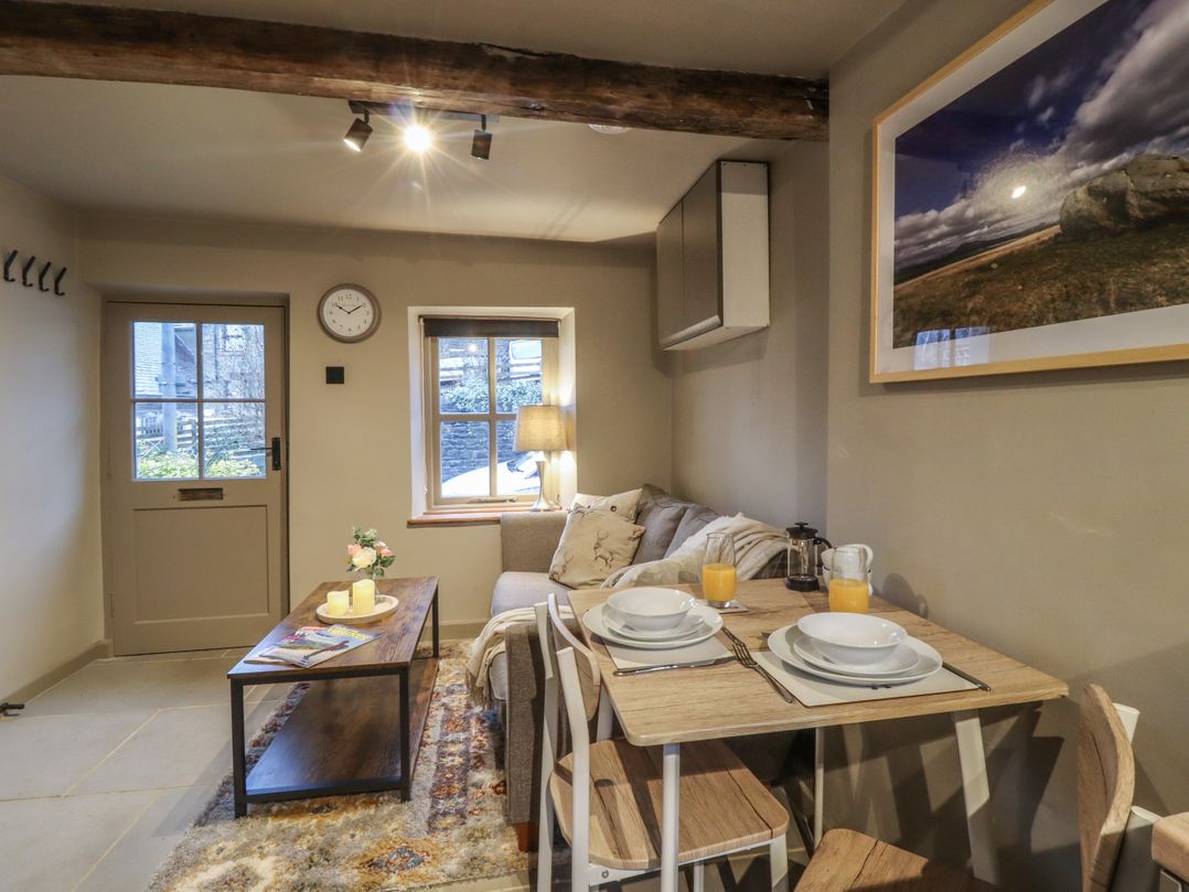 8 Oak Cottages