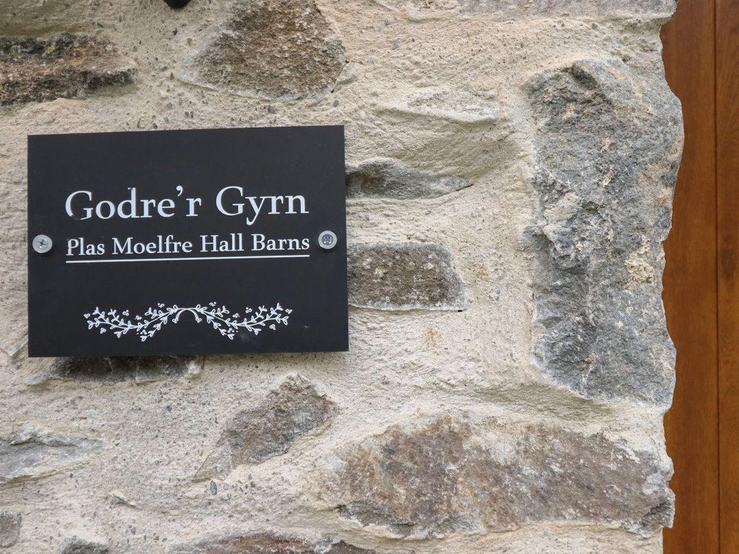 Godre'r Gyrn, Plas Moelfre Hall Barns