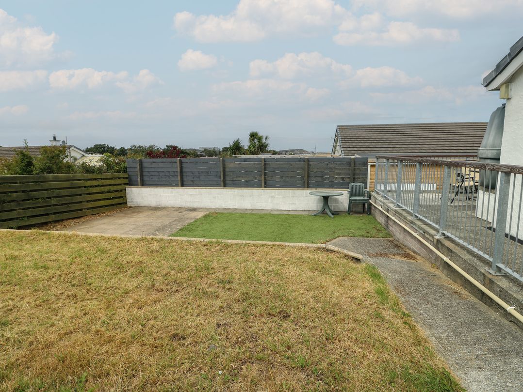 6 Gwelfor Estate