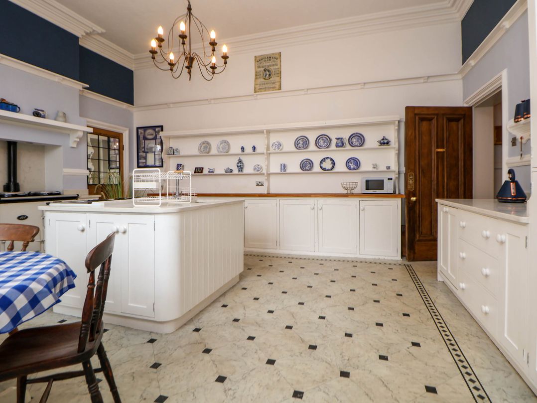 Ismay Lounge Apartment- Titanic Interest