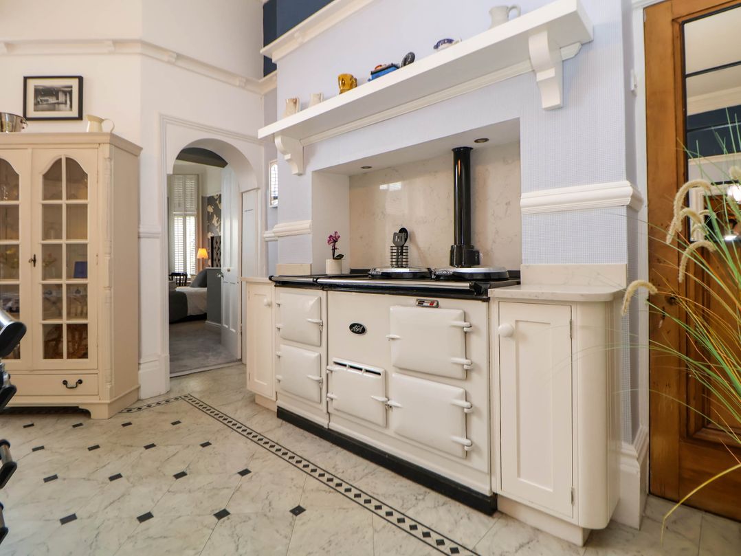 Ismay Lounge Apartment- Titanic Interest