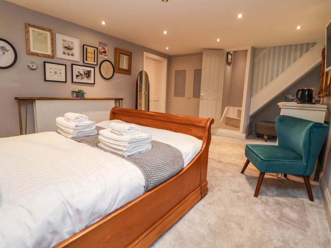Ismay Lounge Apartment- Titanic Interest