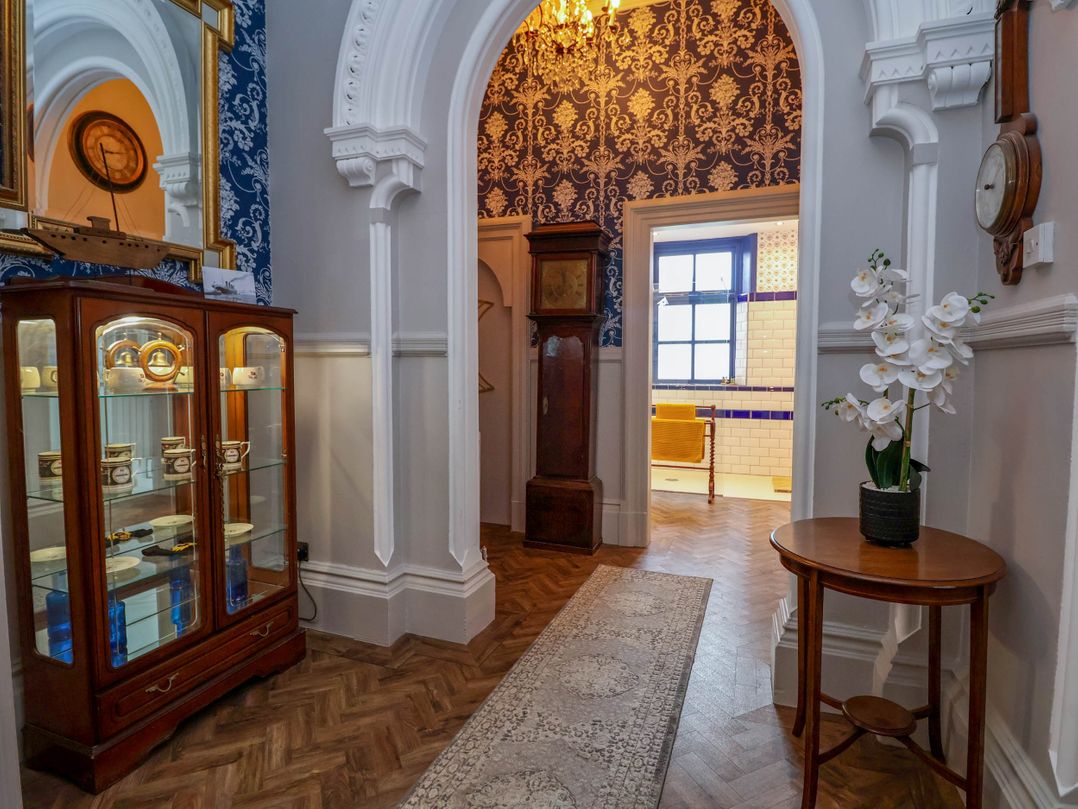 Ismay Lounge Apartment- Titanic Interest