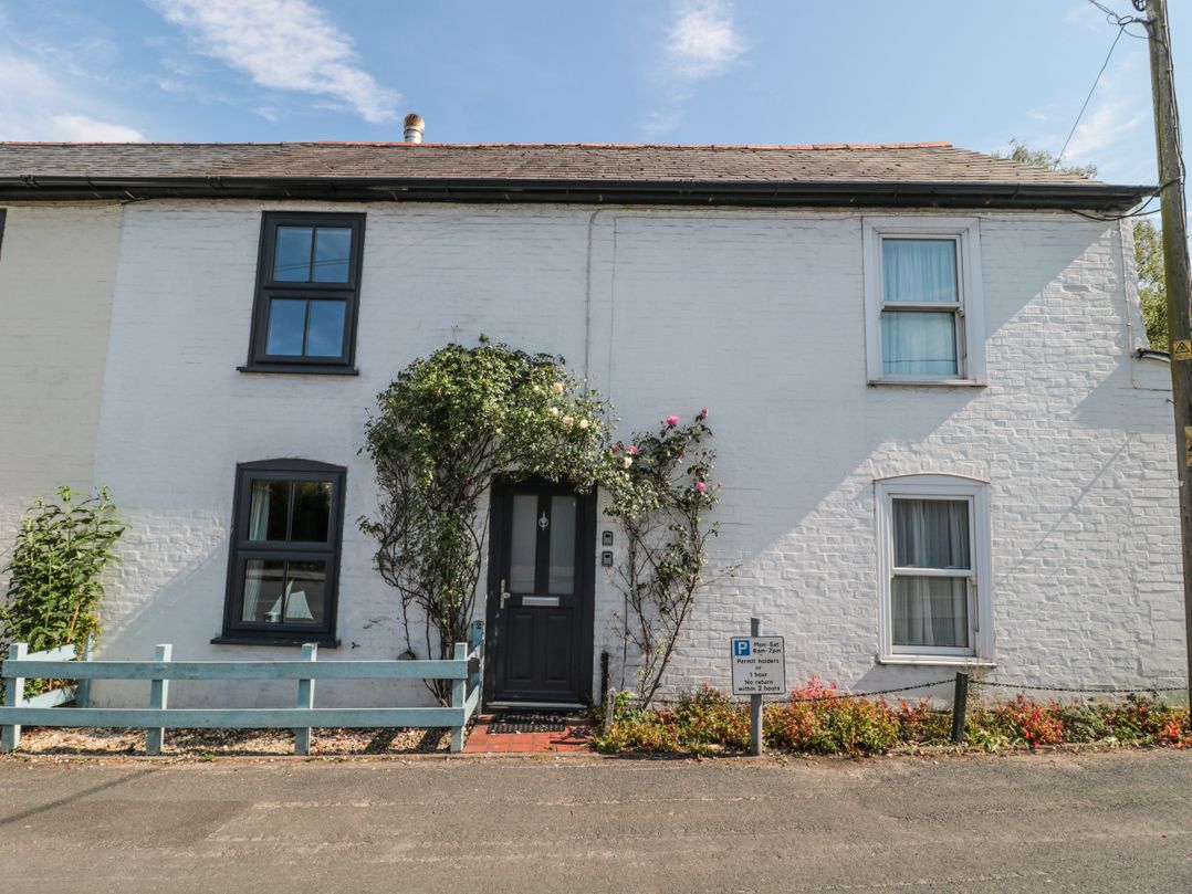 Dog friendly cottage in Lymington, Hampshire - Sleeps 4