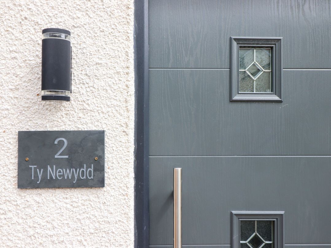 2 Ty Newydd