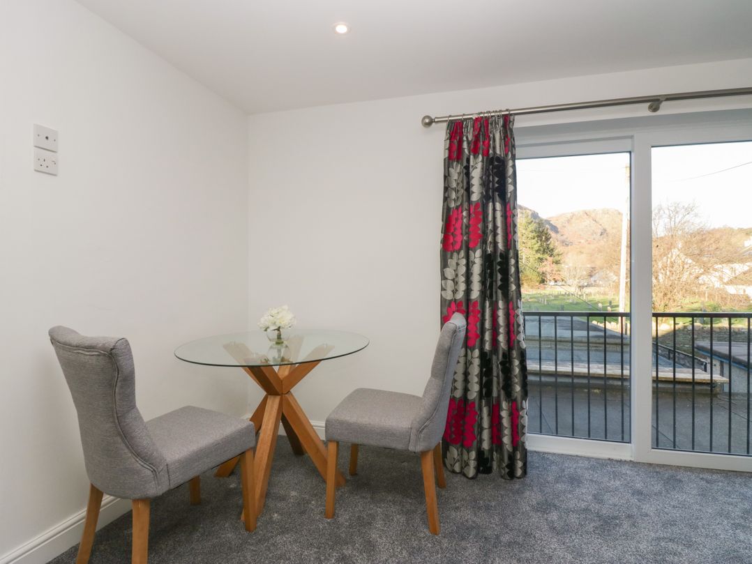 Yewdale View Apartment