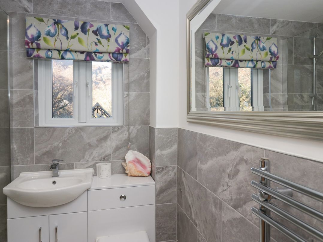 Yewdale View Apartment