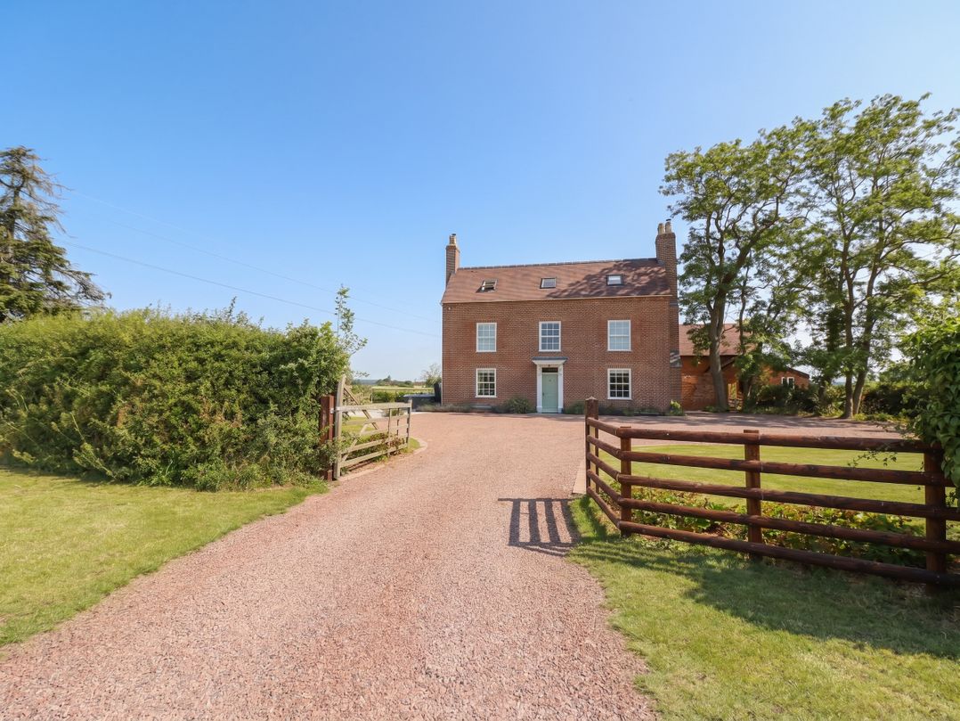 A house with a driveway and fence at Daniels Farmhouse in Claines