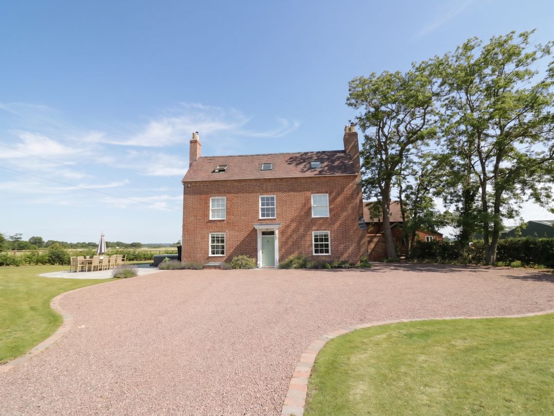 A house with a driveway and trees at Daniels Farmhouse in Claines