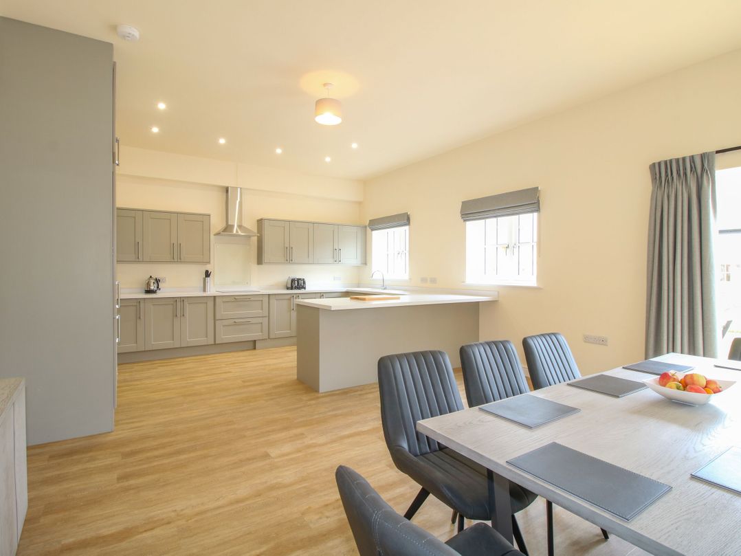 Sandown Park Cottage