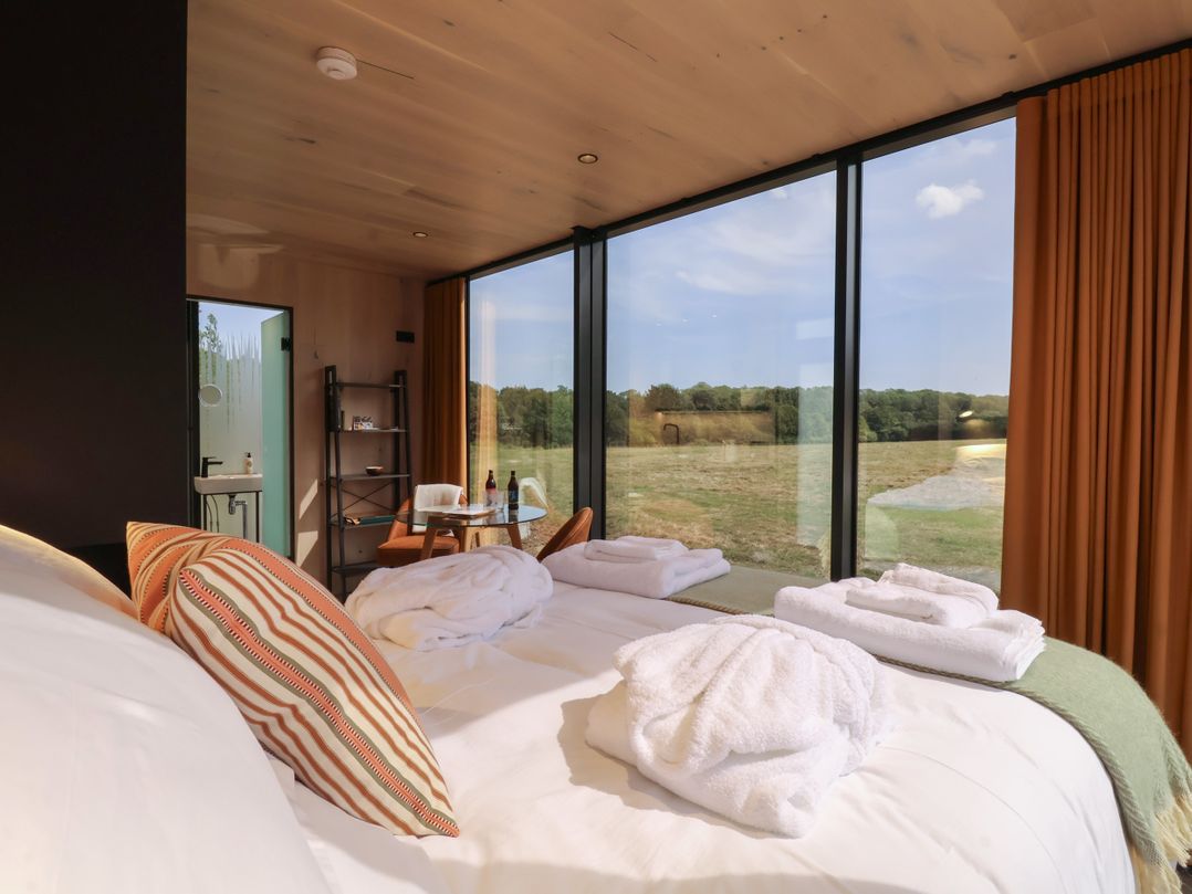 Pound Farm Mirror Houses: Meadow