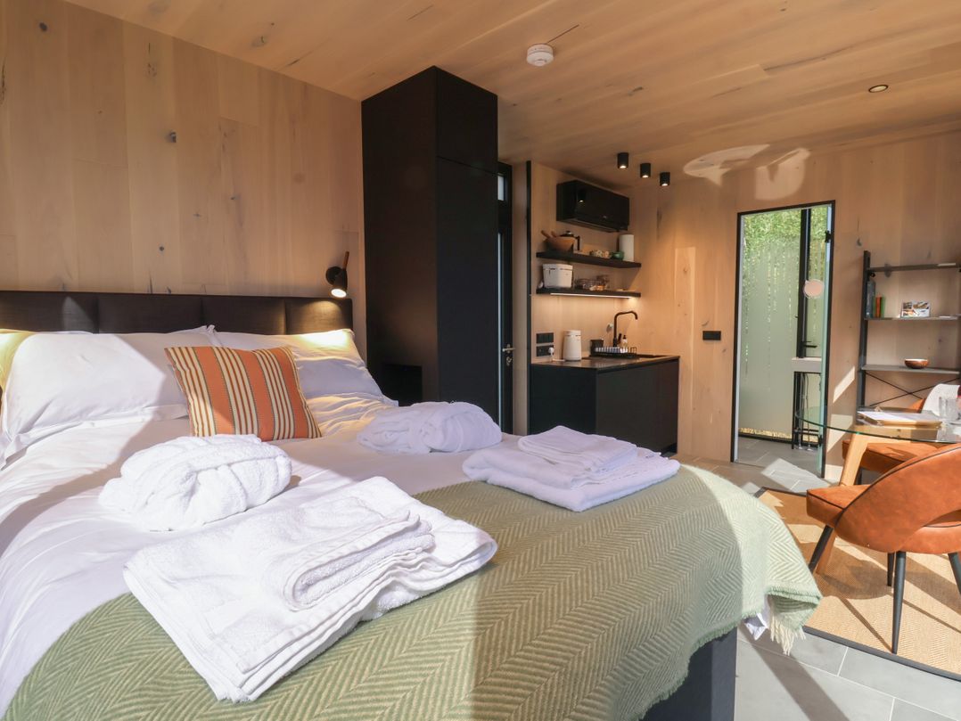 Pound Farm Mirror Houses: Meadow