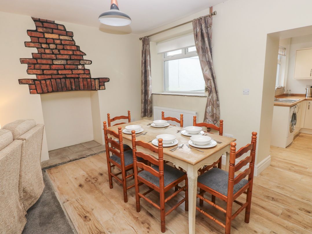 32 Bridgend Road