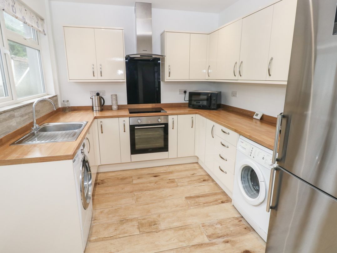 32 Bridgend Road