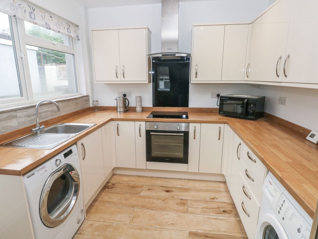32 Bridgend Road