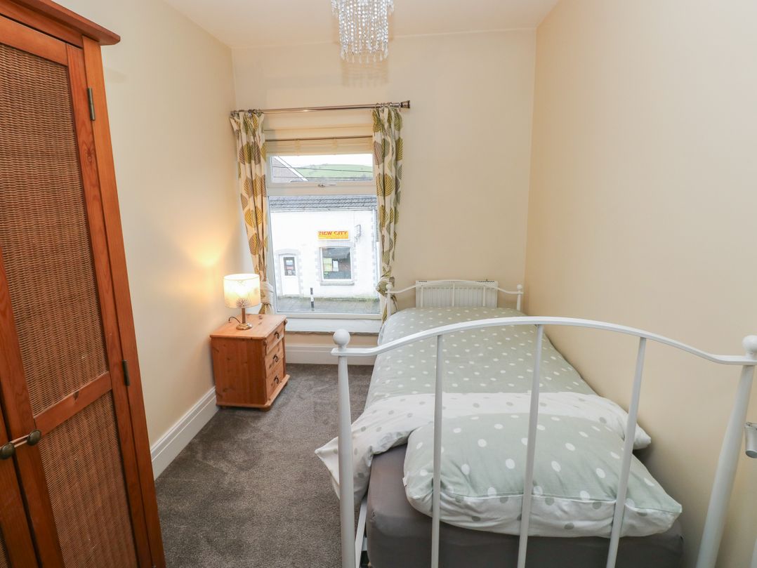 32 Bridgend Road