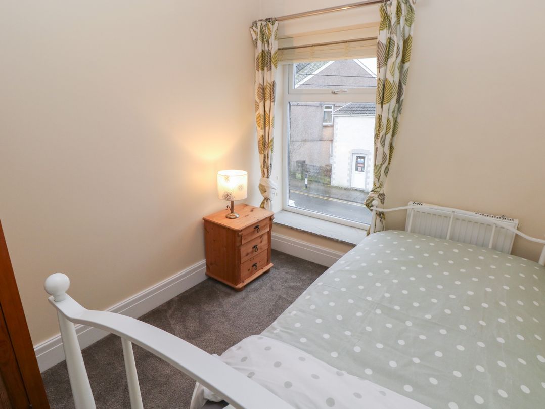 32 Bridgend Road