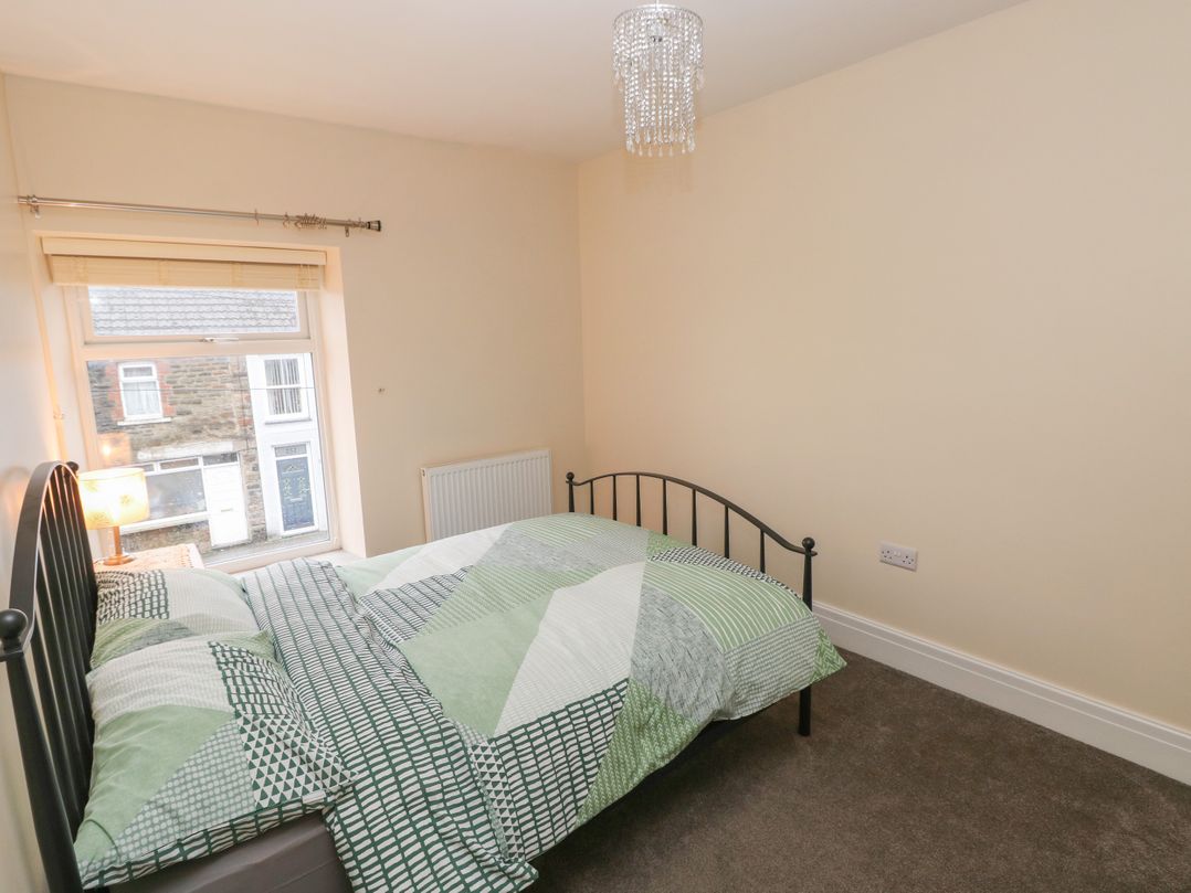 32 Bridgend Road