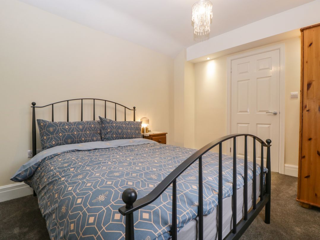32 Bridgend Road