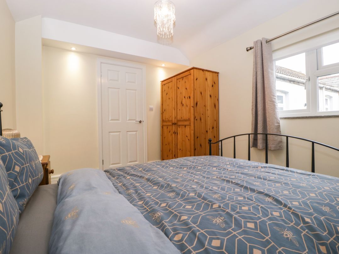 32 Bridgend Road