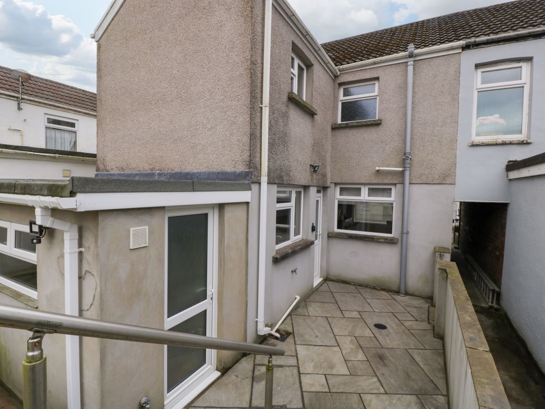 32 Bridgend Road