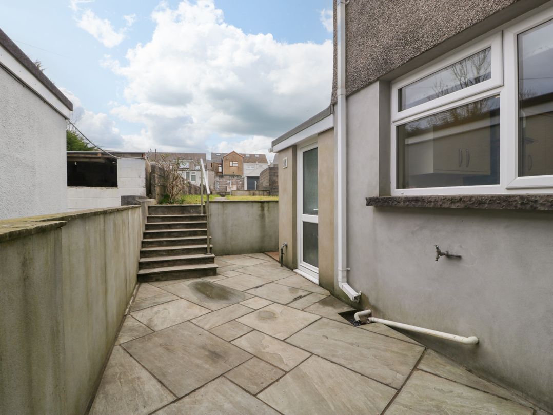 32 Bridgend Road