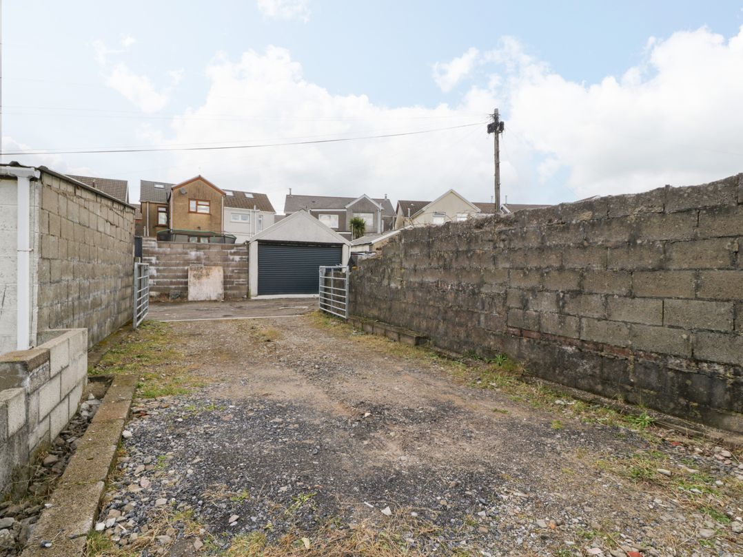 32 Bridgend Road