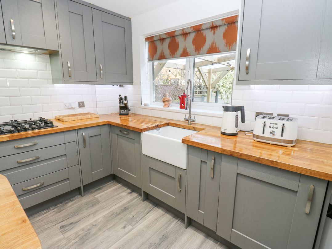 2 Sunlaws Court