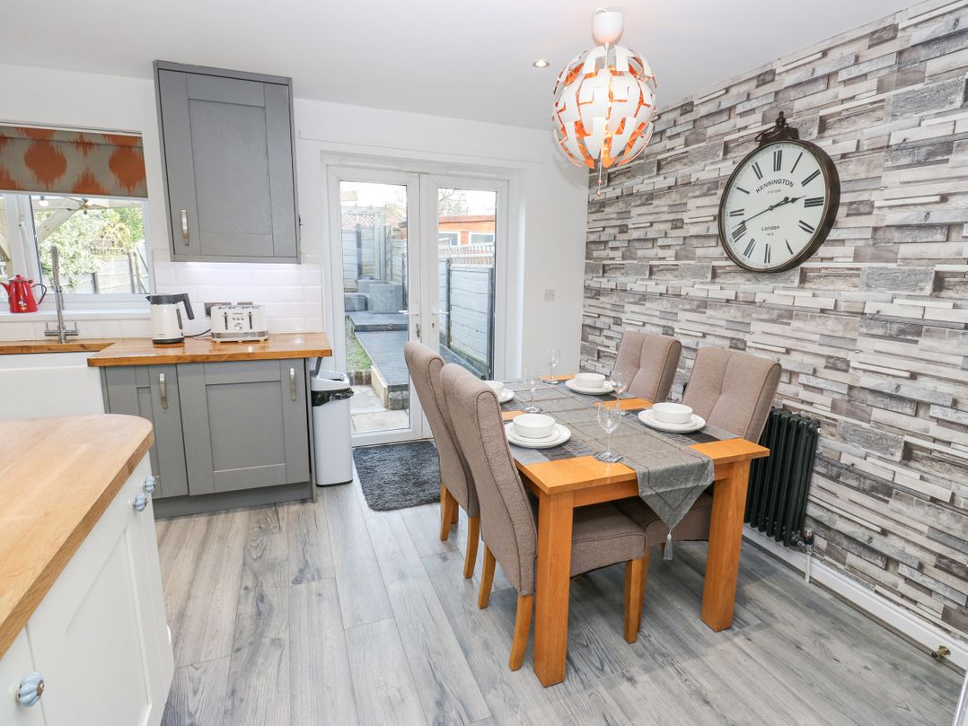 2 Sunlaws Court