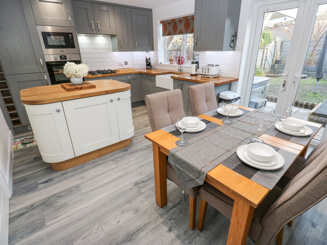 2 Sunlaws Court