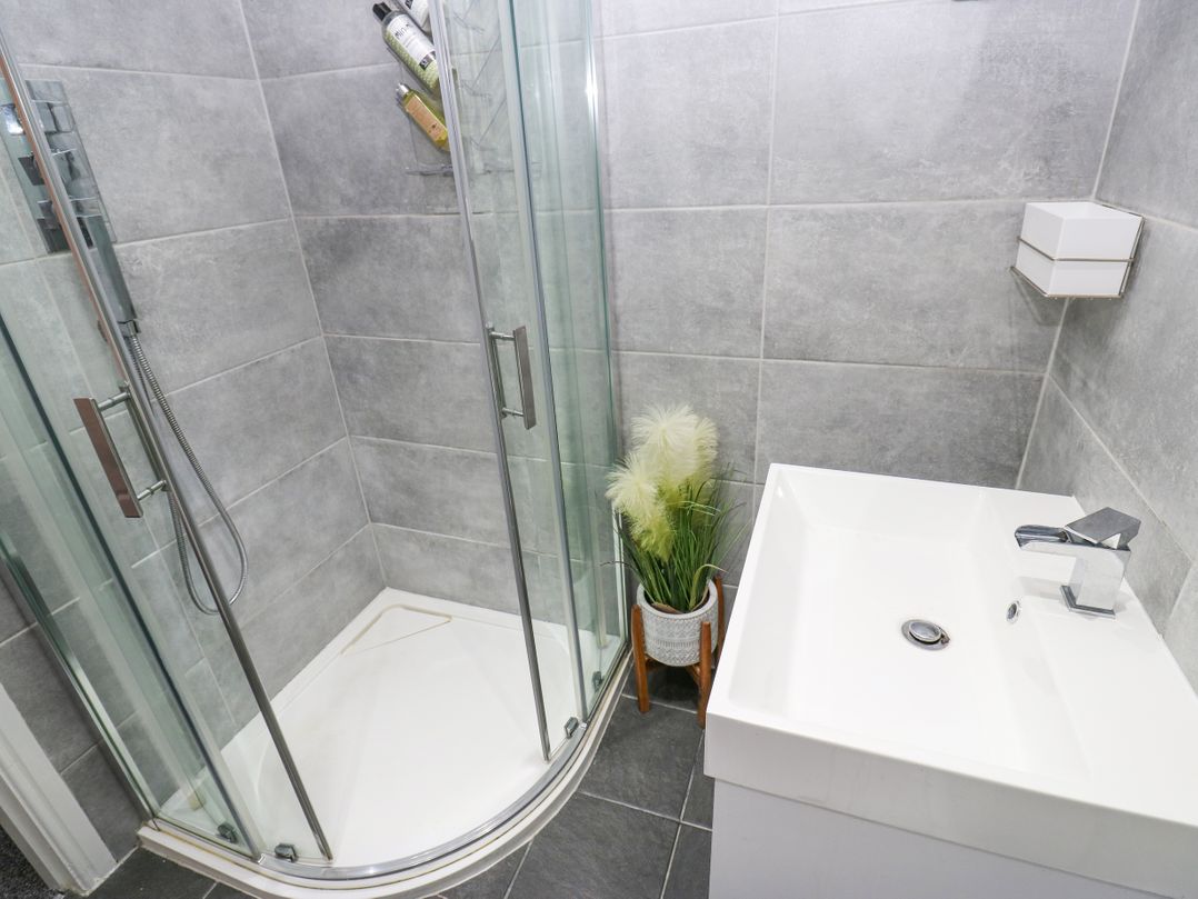 2 Sunlaws Court