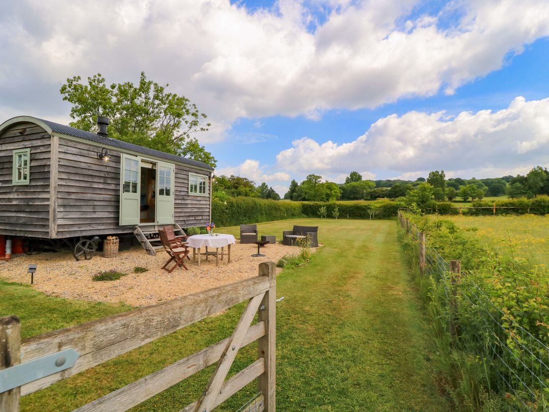 Dog friendly cottage in Foxham, Wiltshire - Sleeps 2