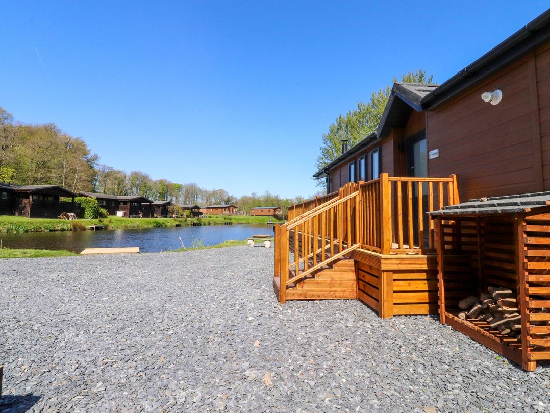 Lakeside Lodge