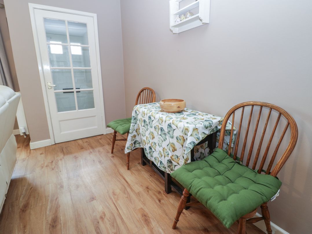 A dining area with a table and chairs at Rose Cottage in Hartington