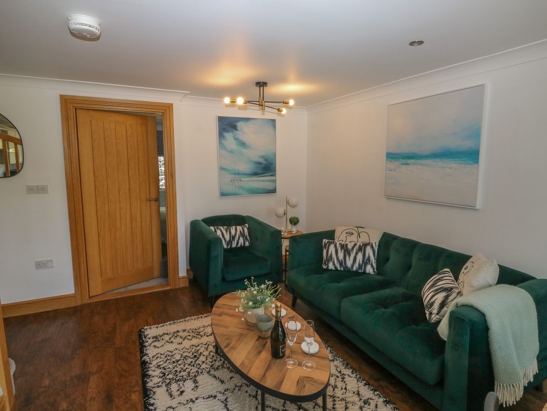 2 Court Cottage, Hillfield Village