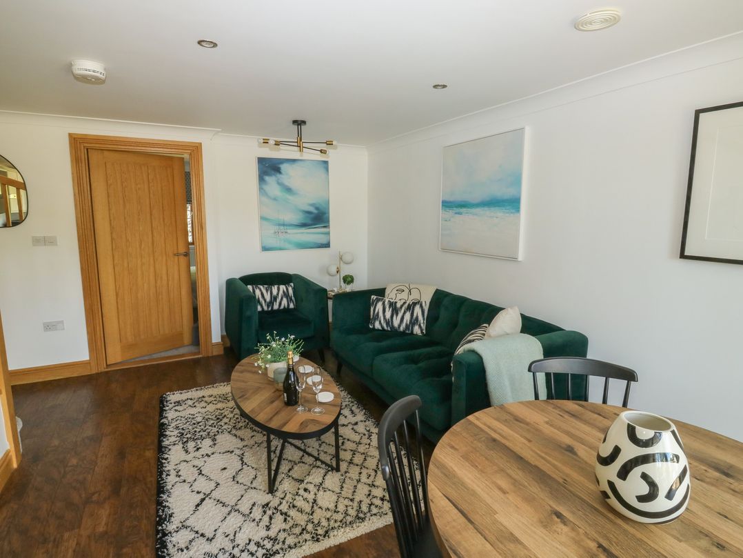 2 Court Cottage, Hillfield Village