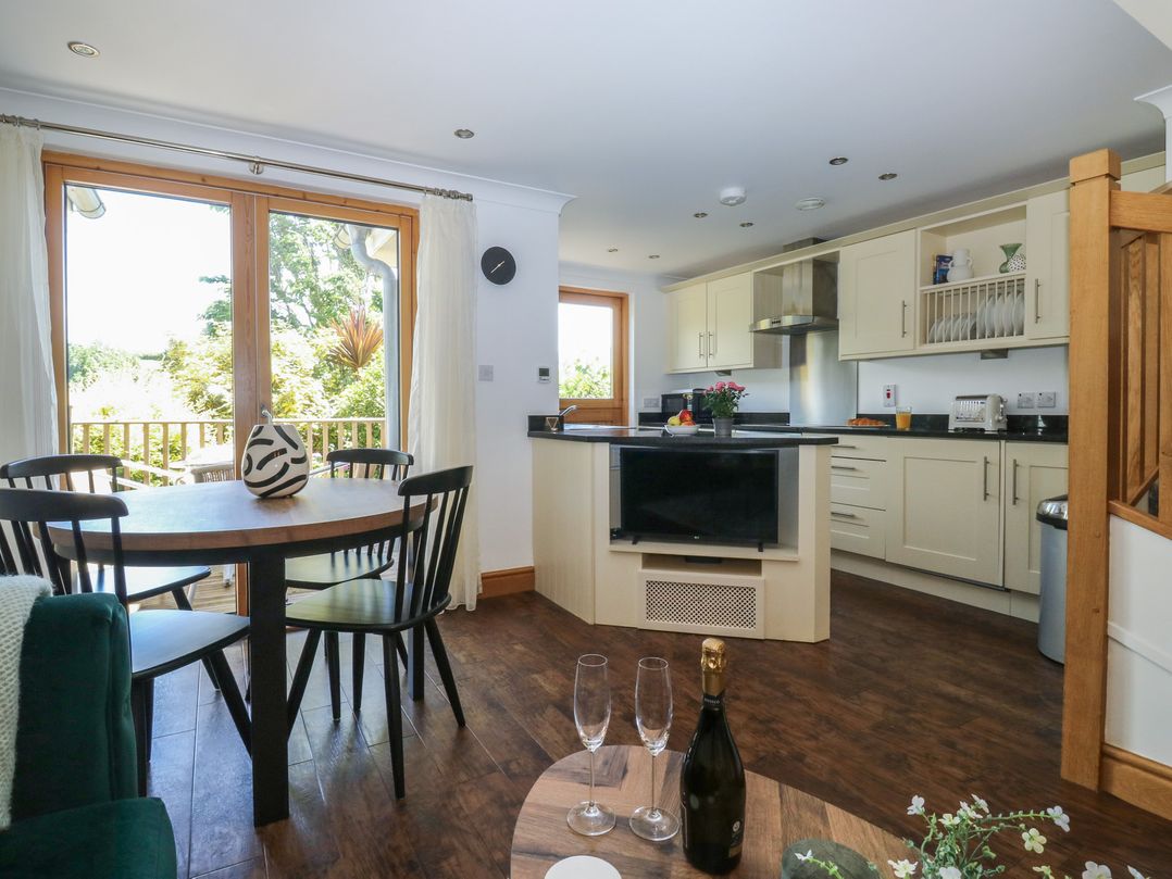 2 Court Cottage, Hillfield Village