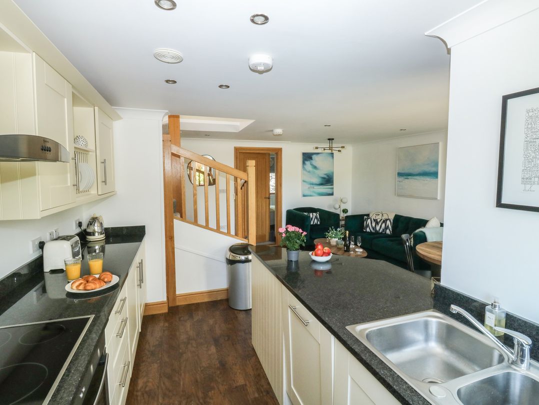 2 Court Cottage, Hillfield Village