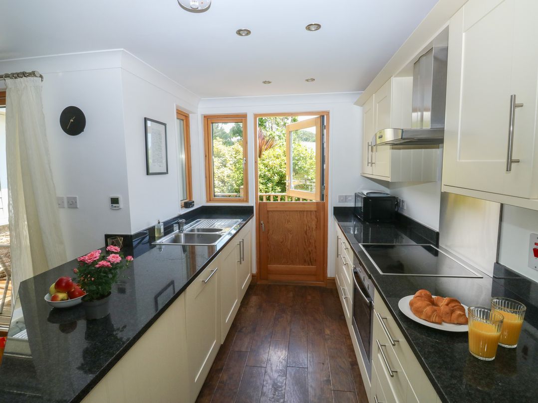 2 Court Cottage, Hillfield Village