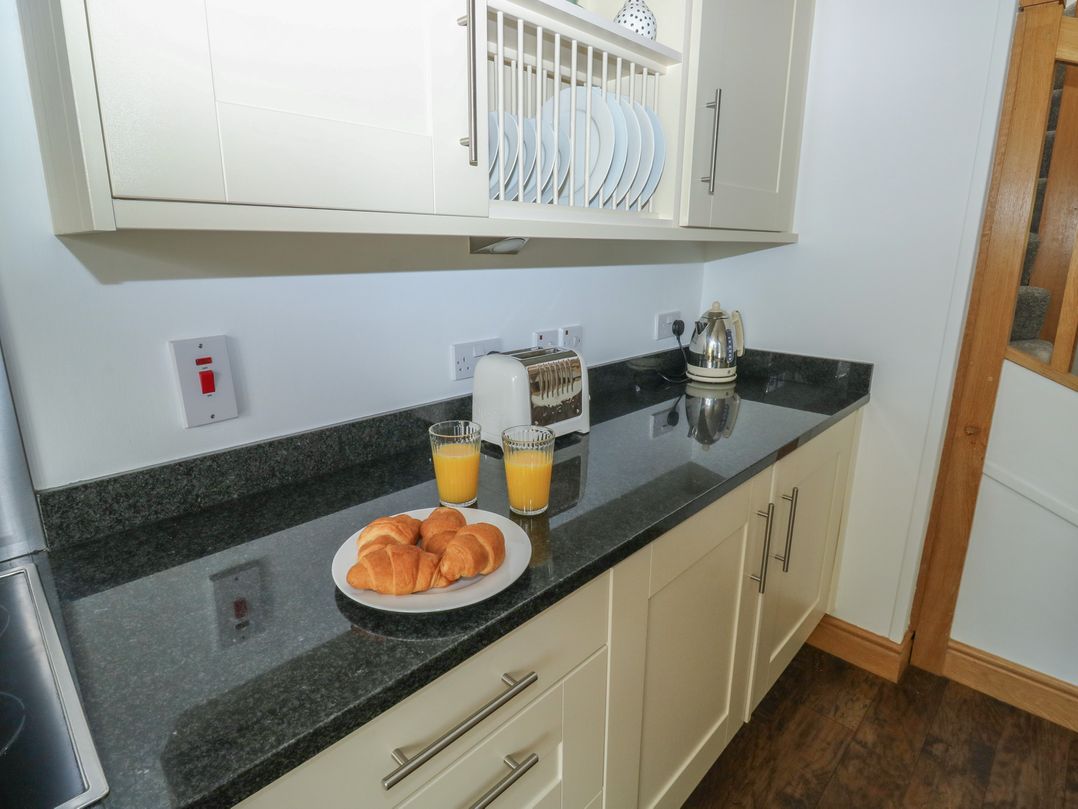 2 Court Cottage, Hillfield Village