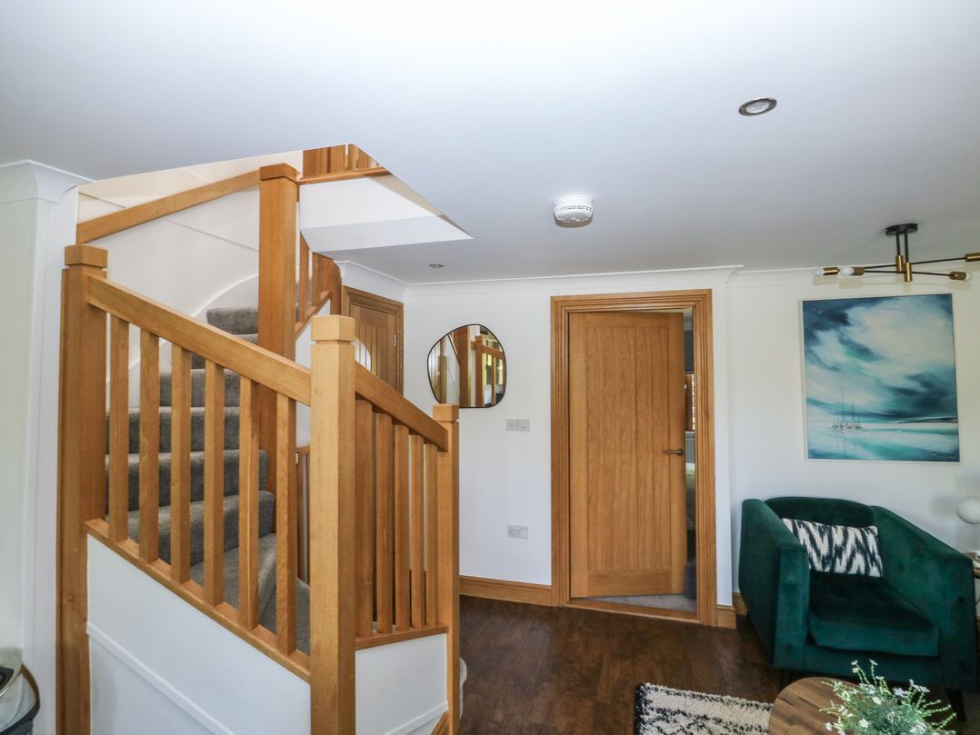 2 Court Cottage, Hillfield Village